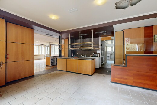 cuisine avec inside community, natural light, lumière naturelle, light floor, et vinyl floor