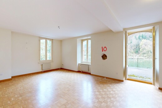 pièce vide avec sol en finition bois, wood finish floor, cloison sèche, drywall, et plinthes murales