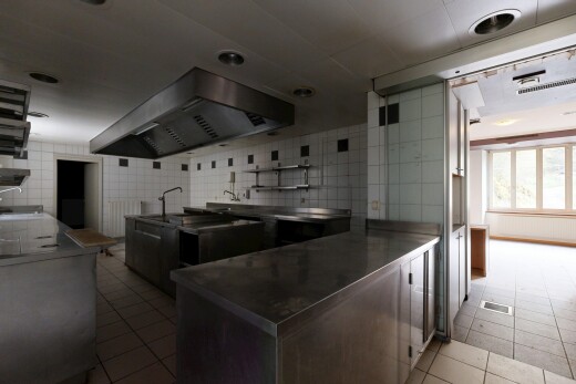 cuisine avec hotte, inside property, light floor, lumière naturelle, et natural light