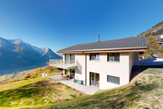 außenansicht mit terrasse, rasen, balkon, und blick auf die berge