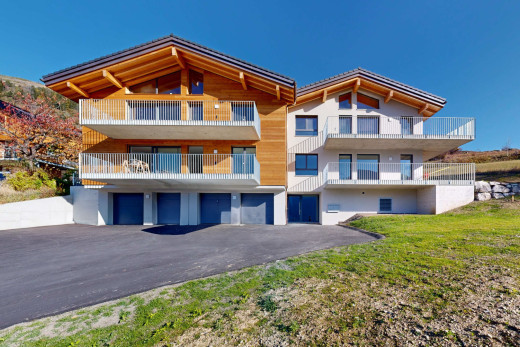 außenansicht mit rasen und eingebaute garage