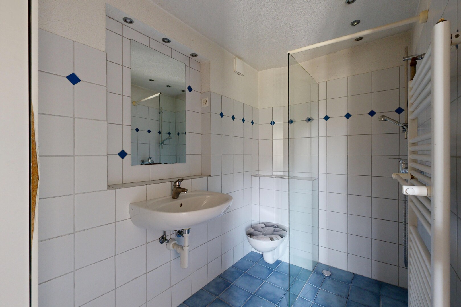 bad mit handtuchwärmer, kühler, komplettes badezimmer, spiegel, und tile wall