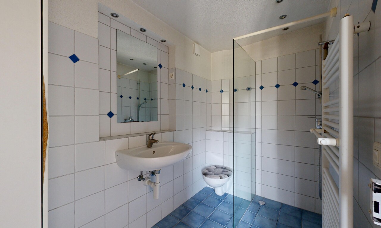 bad mit handtuchwärmer, kühler, komplettes badezimmer, spiegel, und tile wall