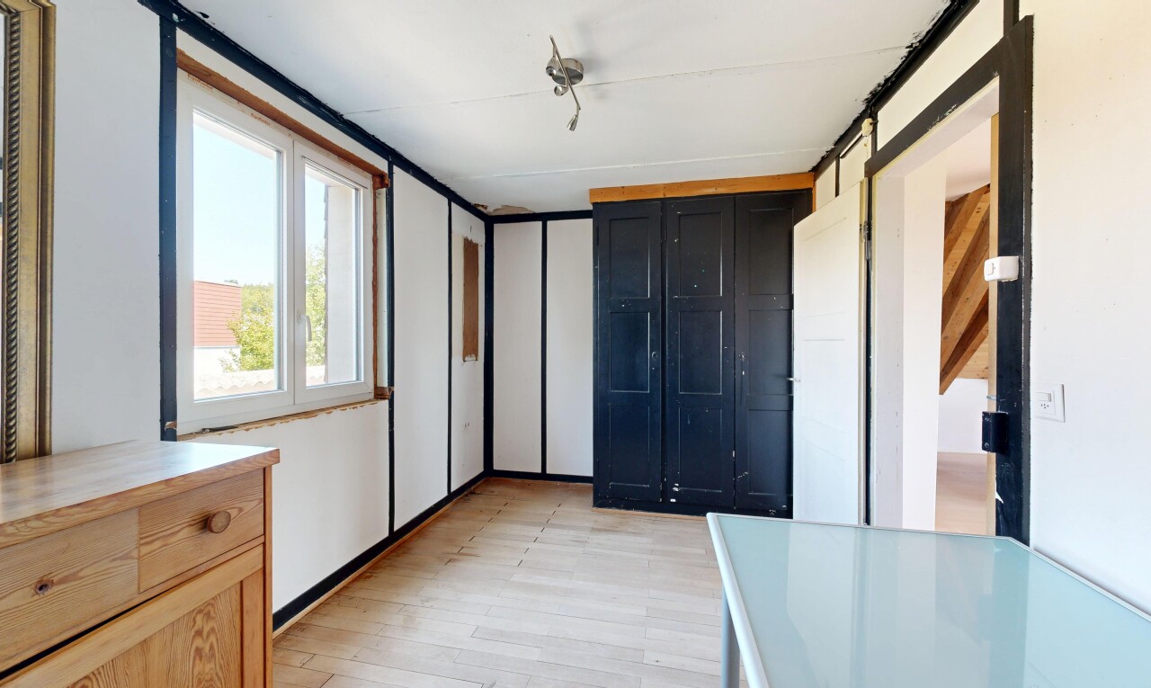 zimmer / schlafzimmer mit wood finish floor, holzfußboden, bauernhaustür, light floor, und manufactured ceiling panel