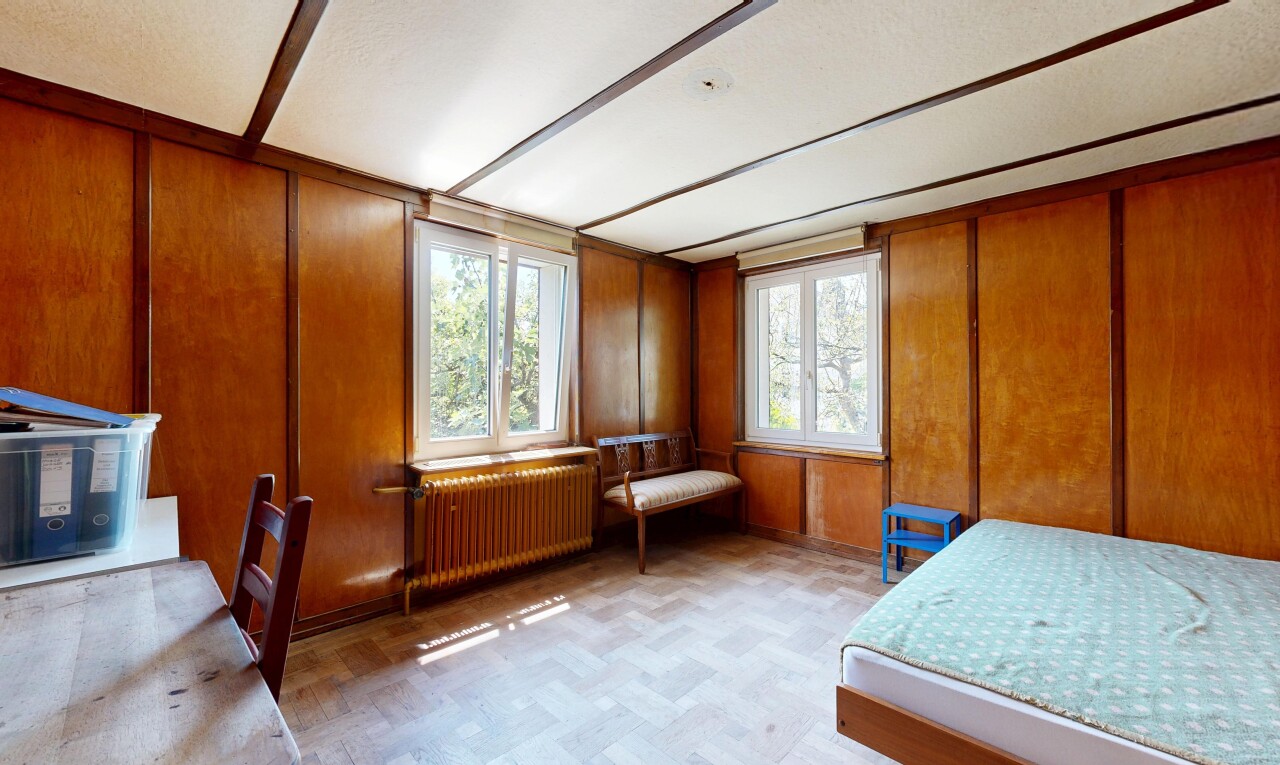 zimmer / schlafzimmer mit kühler, wood wall, holzwand, natürliches licht, und wood finish floor