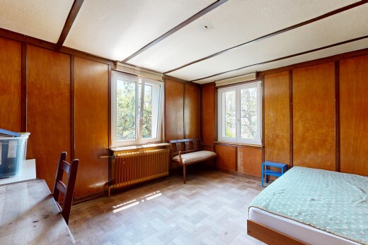 zimmer / schlafzimmer mit kühler, wood wall, holzwand, natürliches licht, und wood finish floor