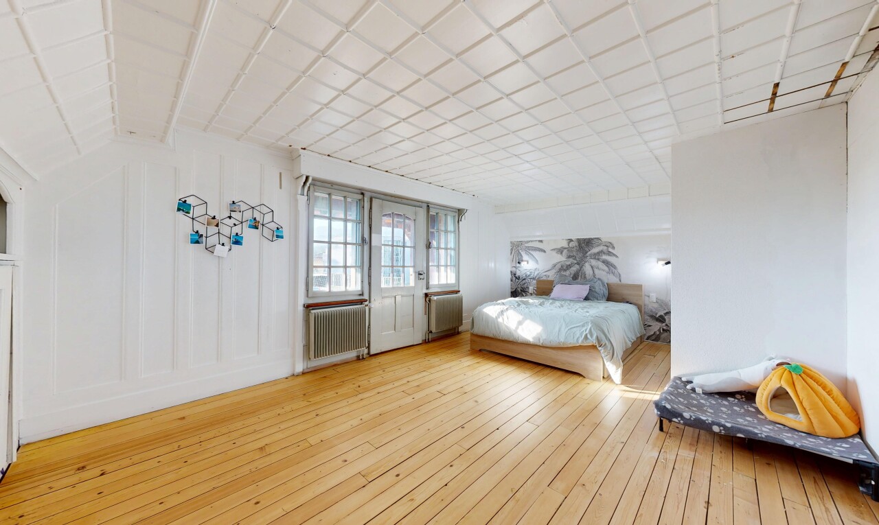 chambre avec lumière naturelle, natural light, sol en finition bois, wood finish floor, et hardwood floor