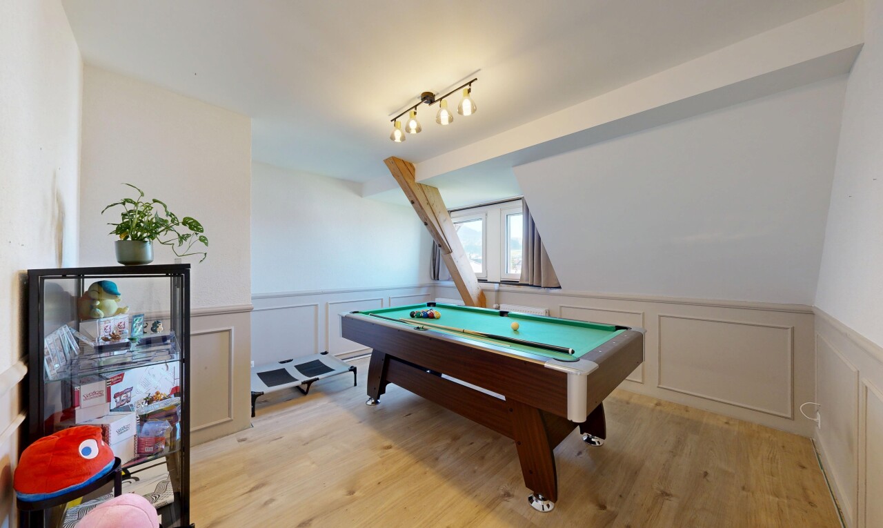 chambre avec billard, sol en finition bois, wood finish floor, inside property, et cloison sèche