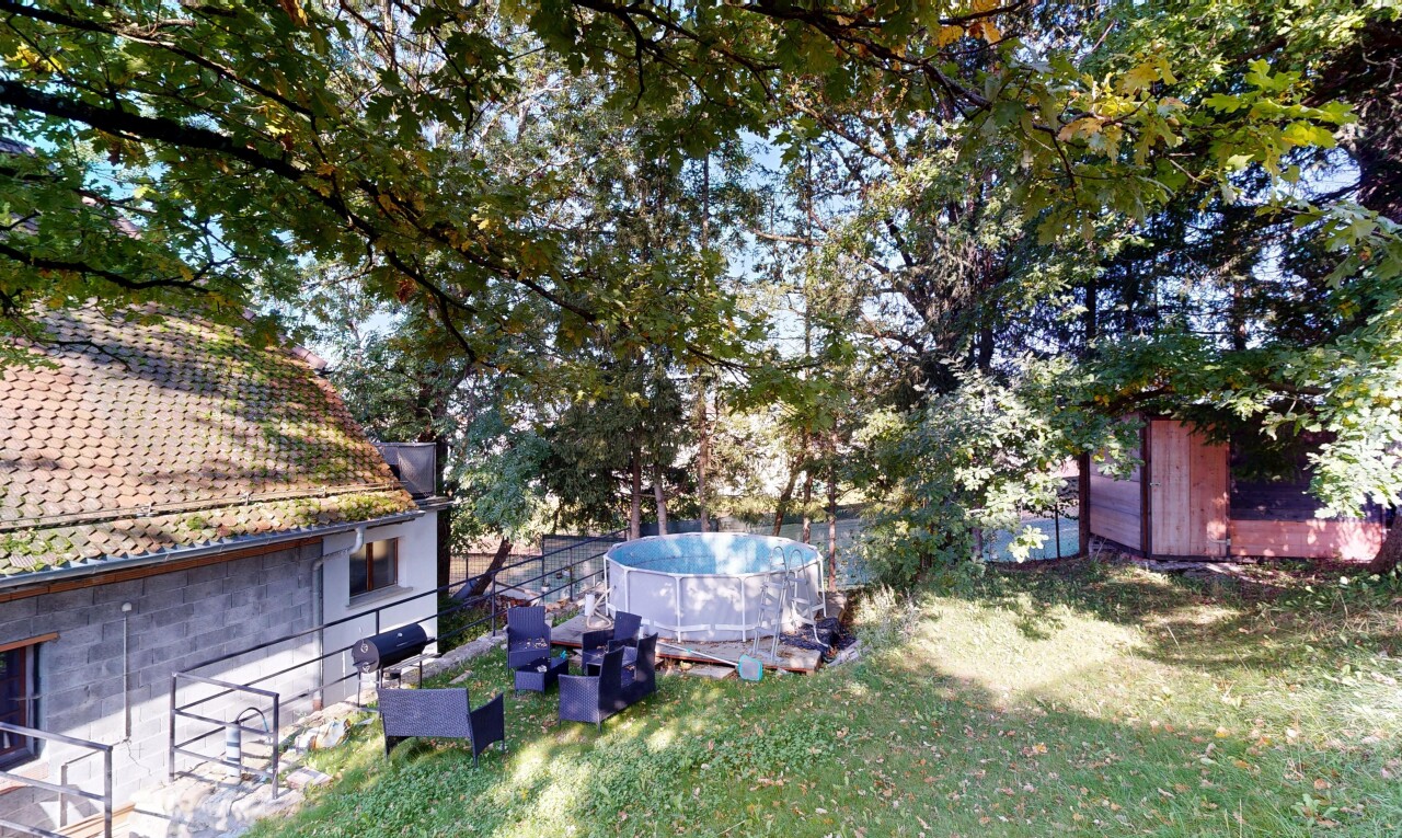 jardin avec piscine et pelouse