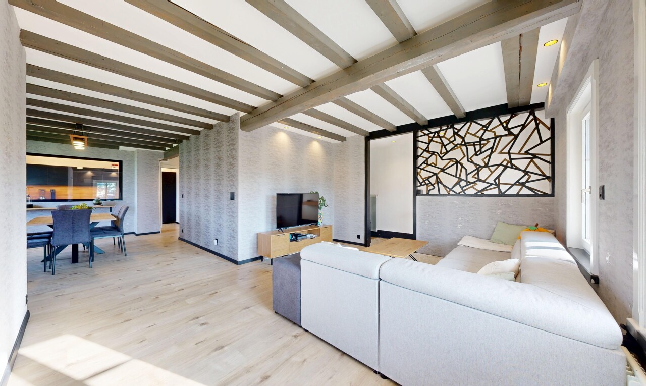 salon / salle à manger avec plafond à poutres, beamed ceiling, inside property, sol en finition bois, et wood finish floor