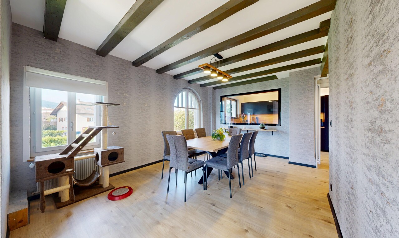 salle à manger avec beamed ceiling, plafond à poutres, wood finish floor, sol en finition bois, et inside property