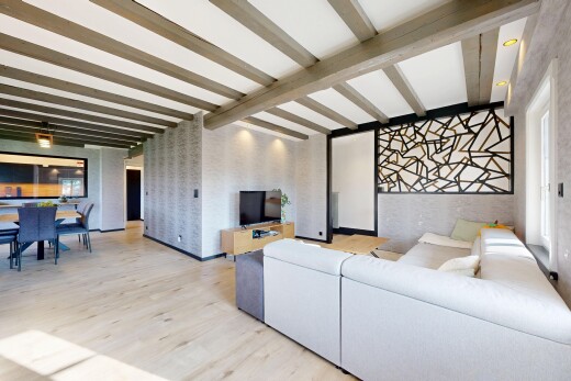 salon / salle à manger avec plafond à poutres, beamed ceiling, inside property, sol en finition bois, et wood finish floor