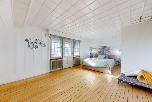 chambre avec lumière naturelle, natural light, sol en finition bois, wood finish floor, et hardwood floor