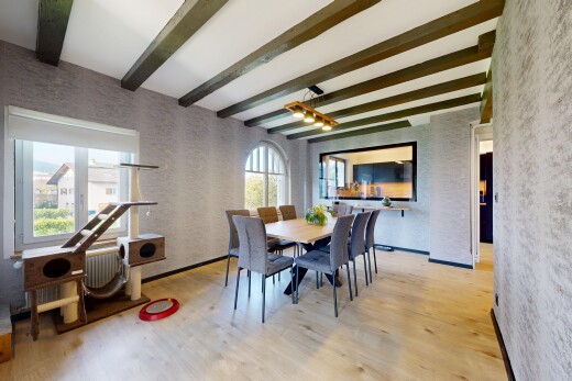 salle à manger avec beamed ceiling, plafond à poutres, wood finish floor, sol en finition bois, et inside property