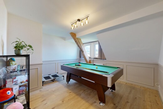 chambre avec billard, sol en finition bois, wood finish floor, inside property, et cloison sèche