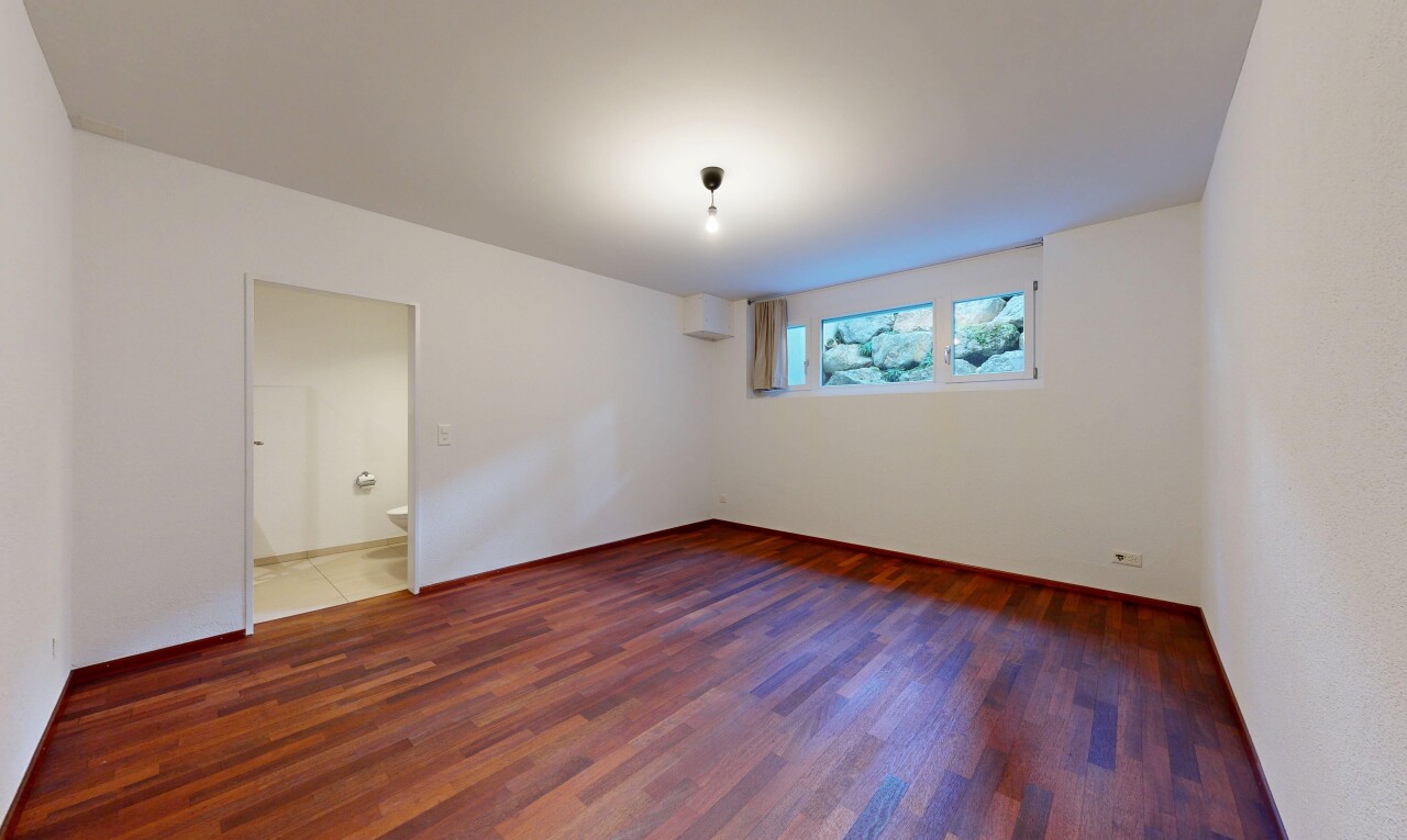 unfurnished room featuring wood finished floors