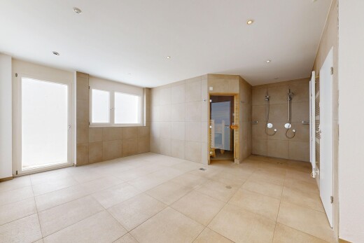 pièce vide avec tile wall, mur en carrelage, natural light, lumière naturelle, et inside community