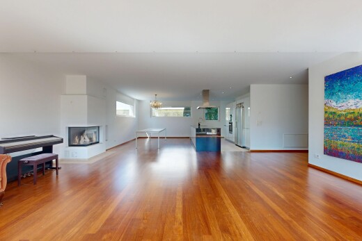 salon avec wood finish floor, sol en finition bois, inside property, drywall, et cloison sèche