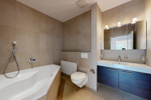 salle de bains avec mur en carrelage, tile wall, salle de bain complète, bain, et miroir