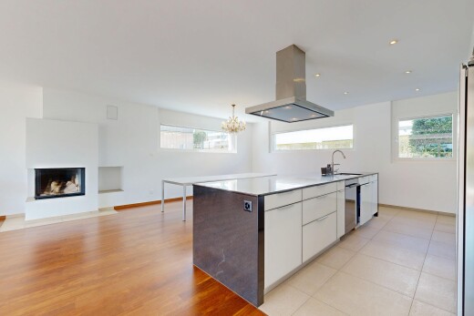 cuisine avec hotte, light floor, inside property, armoires blanches, et white cabinets