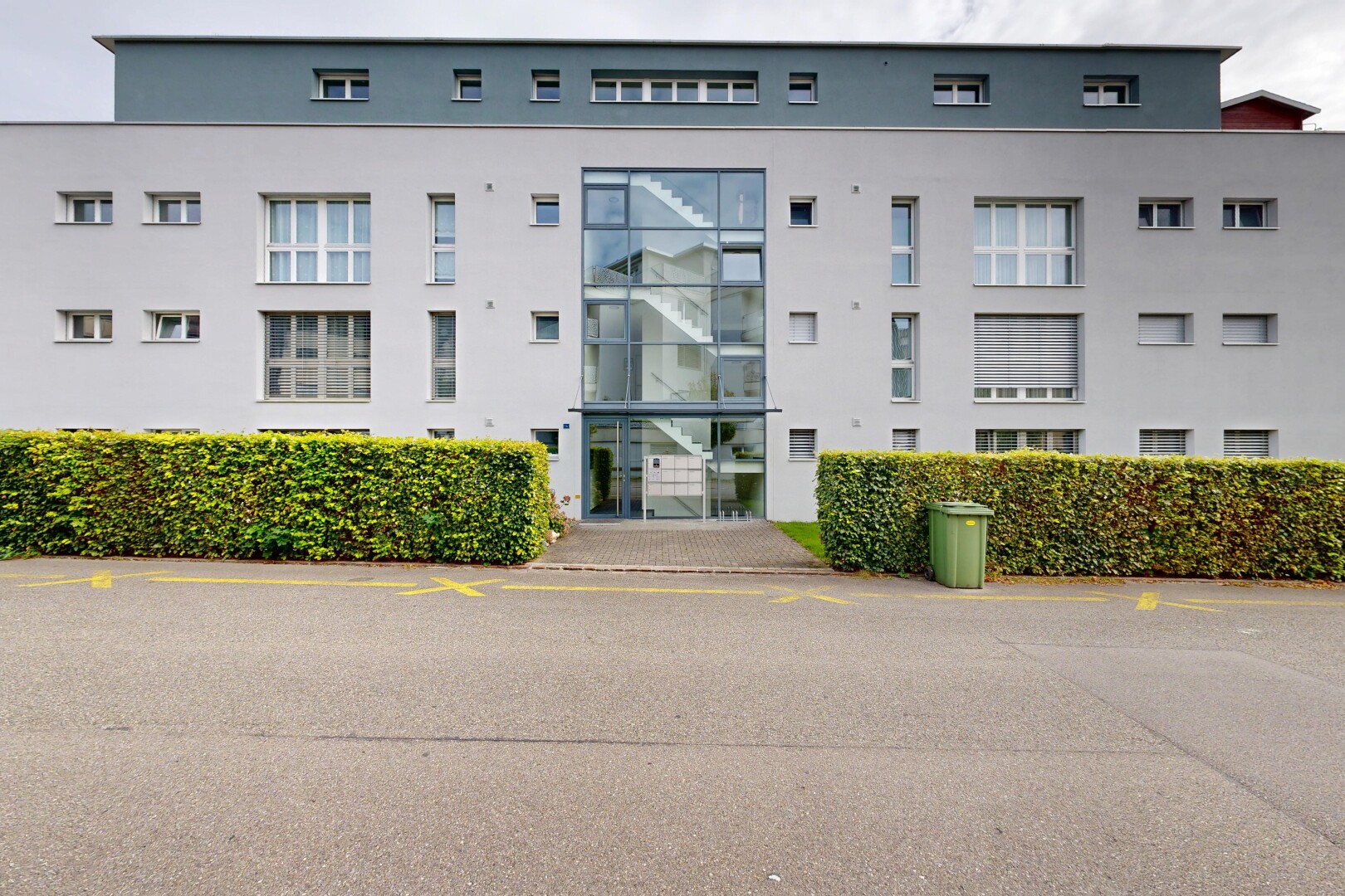 außenansicht mit blick auf wohnanlage und apartment complex view