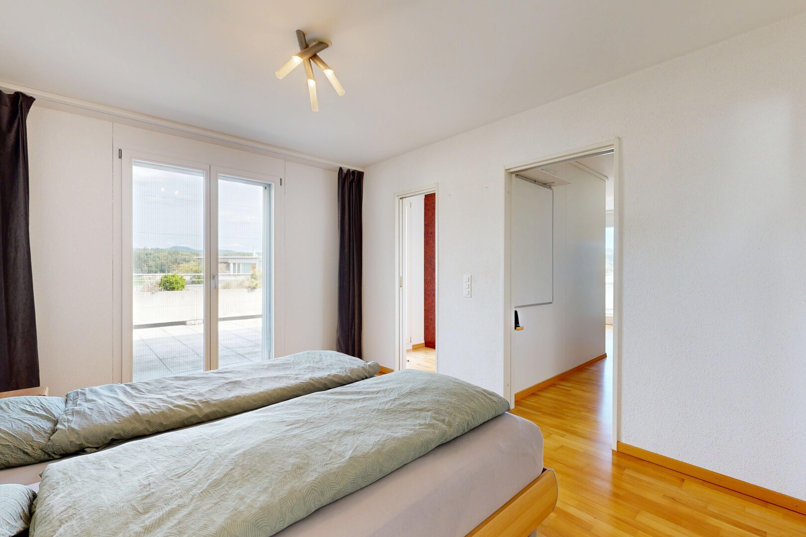 zimmer / schlafzimmer mit holzfußboden, wood finish floor, natürliches licht, natural light, und inside property