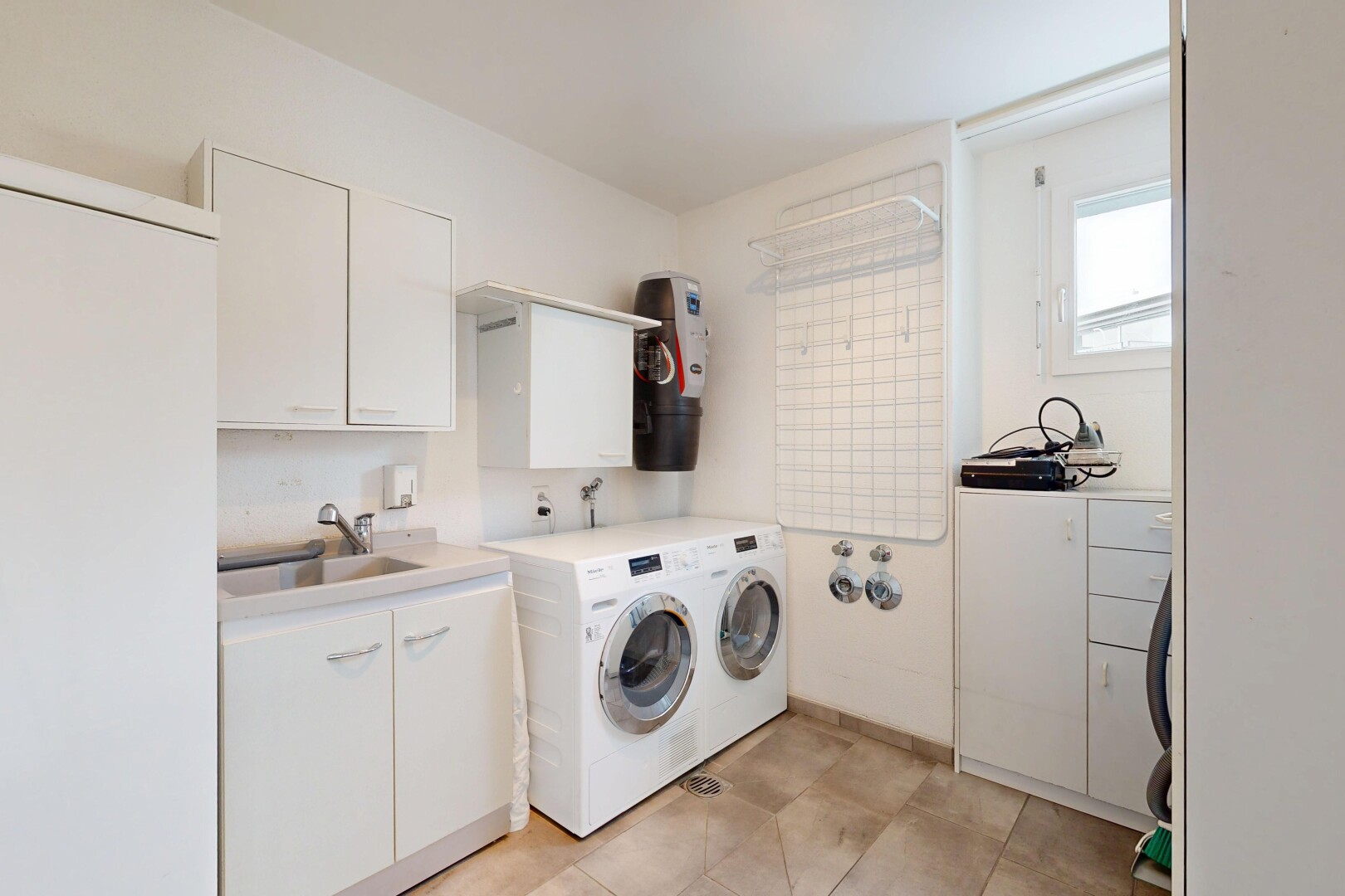 wäschekammer mit inside property, tumbler, waschbecken, gipskartonwand, und drywall