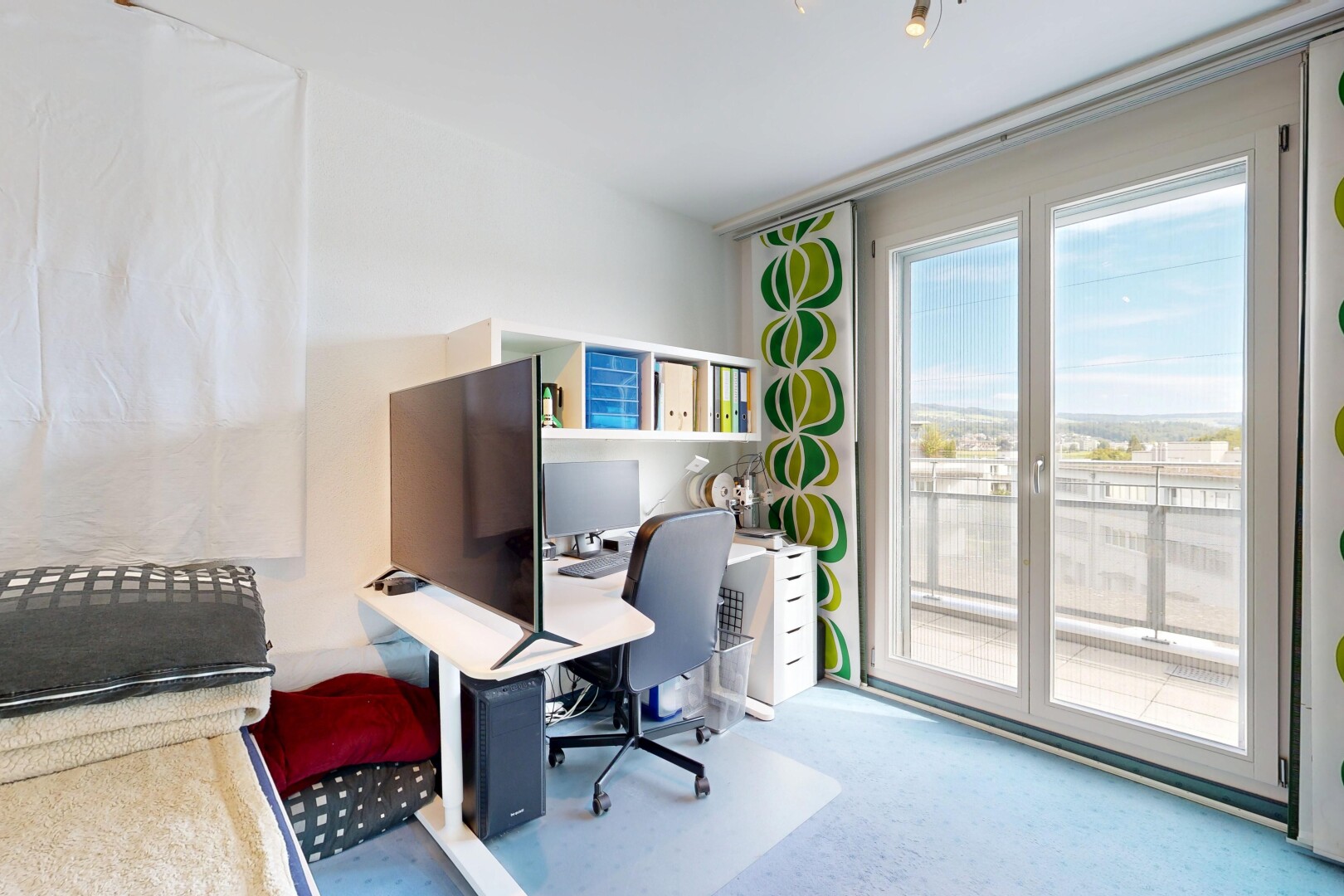 büro mit fernseher, natürliches licht, natural light, gipskartonwand, und drywall