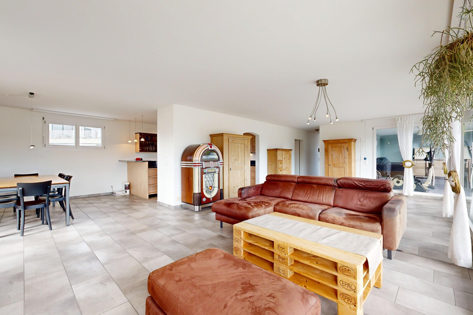 wohn- / esszimmer mit natürliches licht, natural light, gipskartonwand, drywall, und inside property