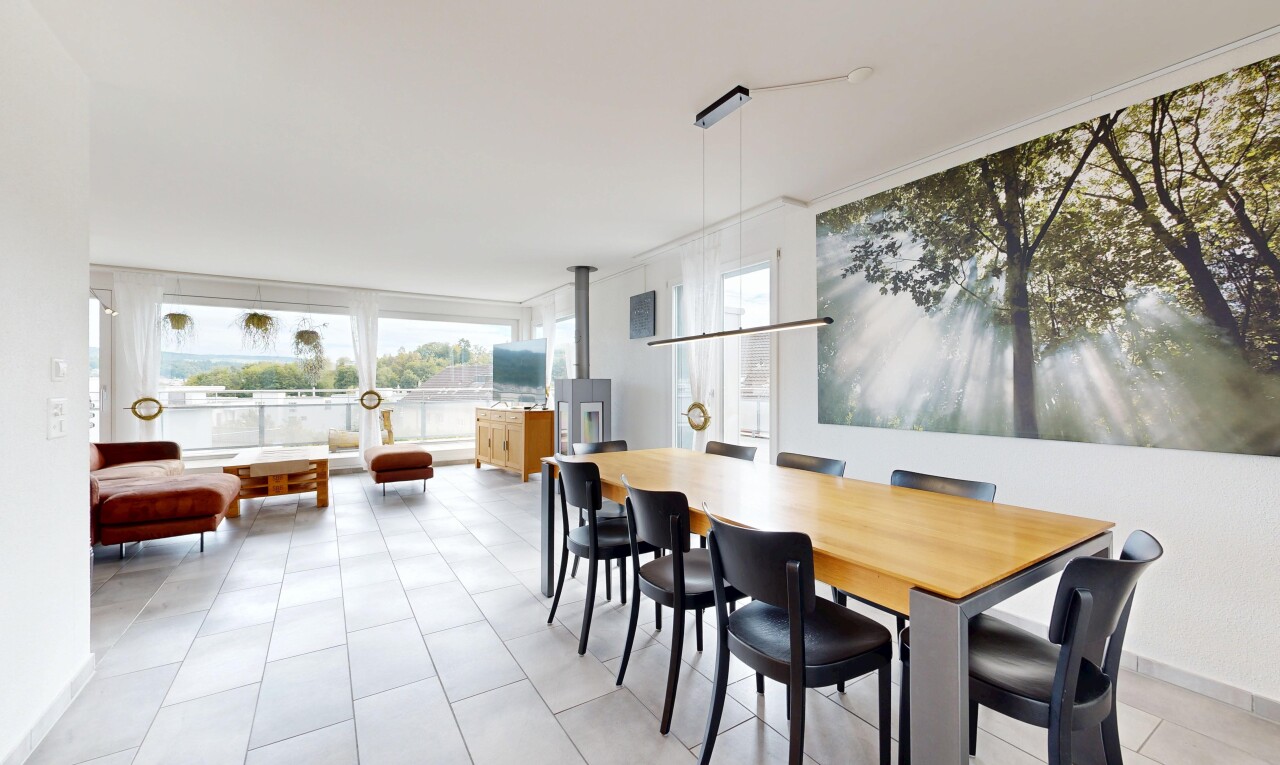 wohn- / esszimmer mit inside community, holzofen, fliesenboden, tile floor, und natürliches licht