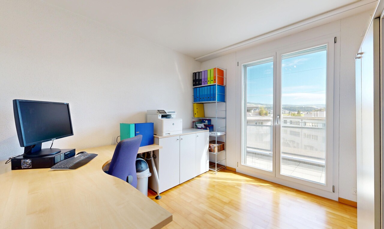 büro mit bürobereich, natürliches licht, natural light, fernseher, und holzfußboden