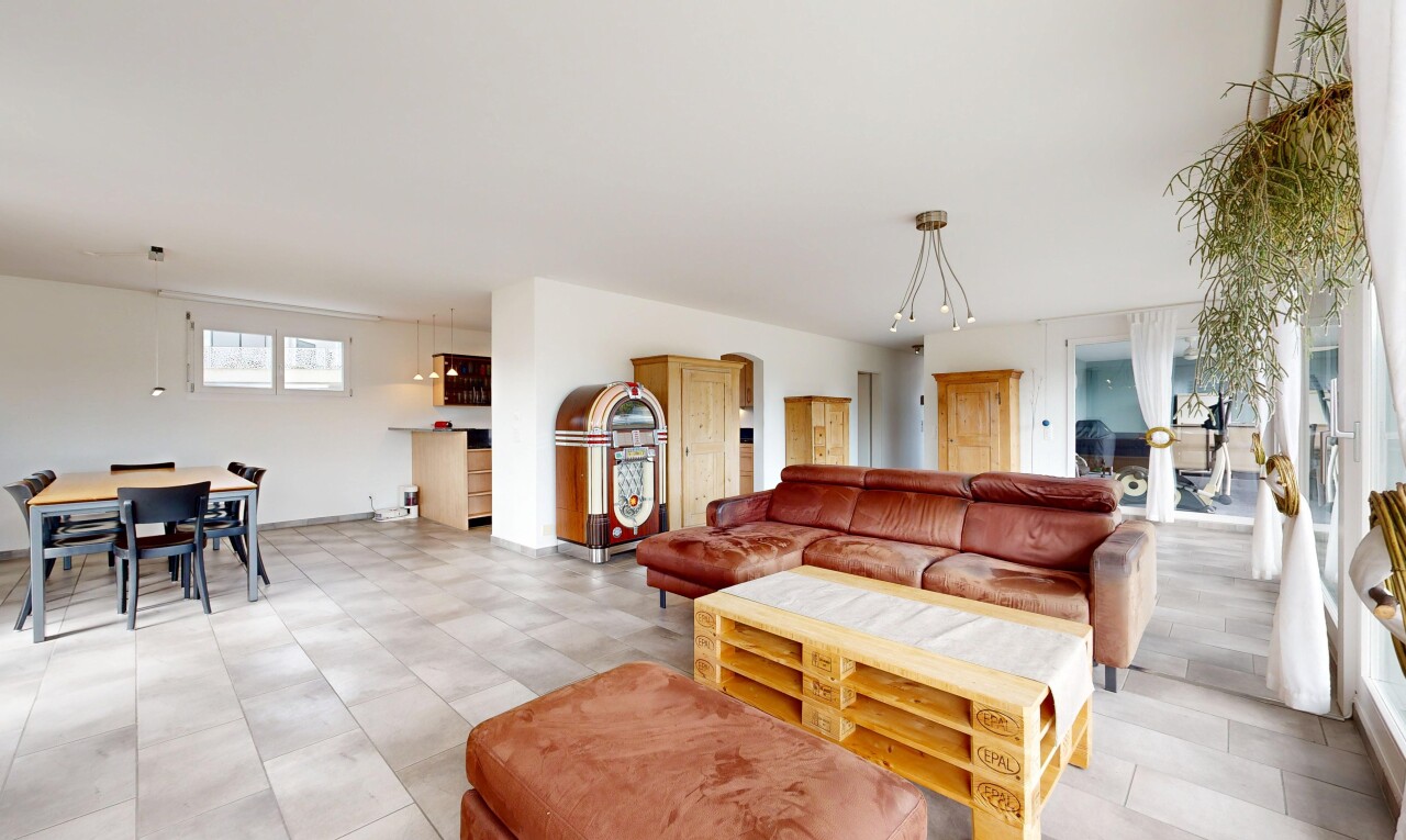 wohn- / esszimmer mit natürliches licht, natural light, gipskartonwand, drywall, und inside property