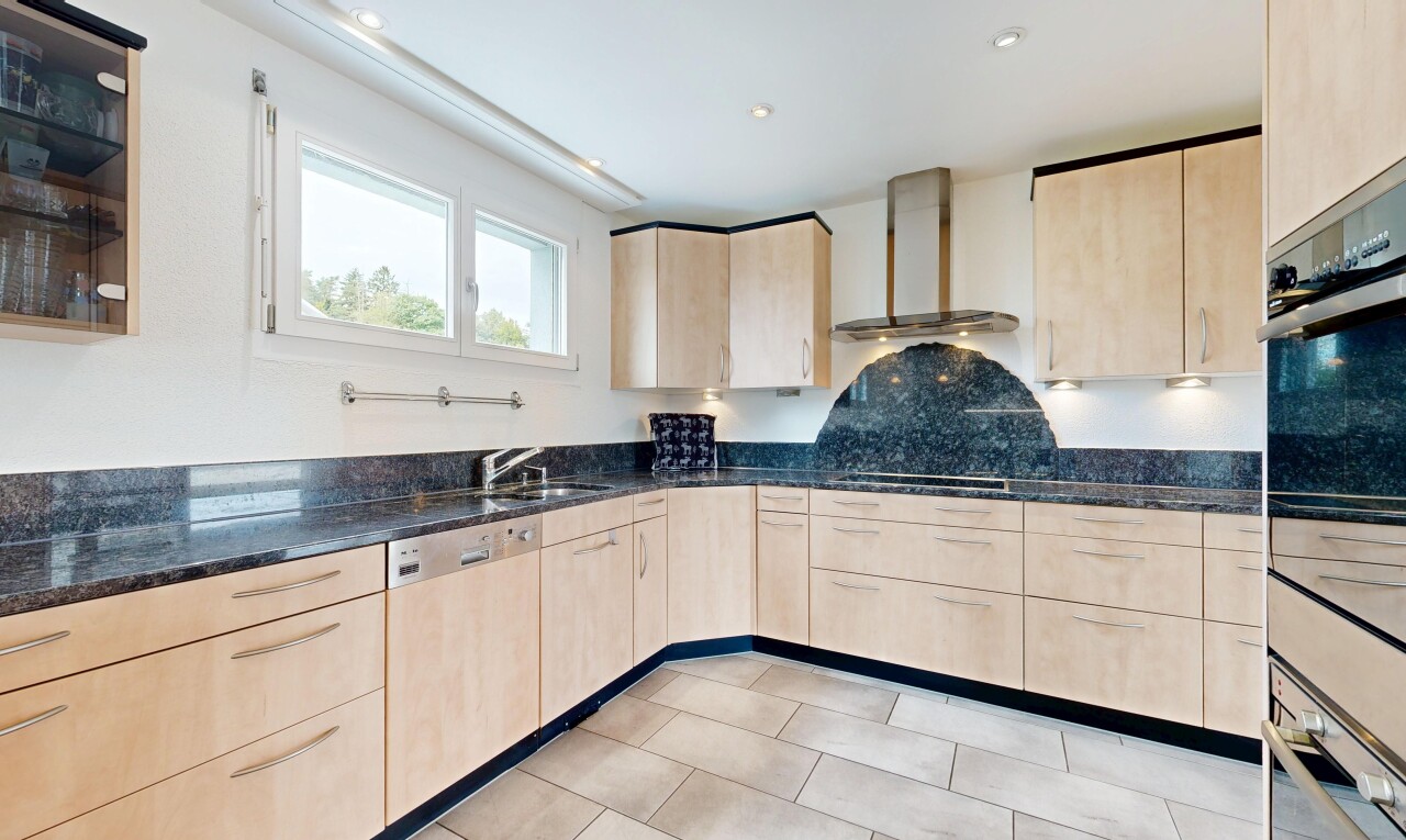 küche mit hellbraune schränke, natürliches licht, natural light, dunstabzugshaube, und stein arbeitsplatten