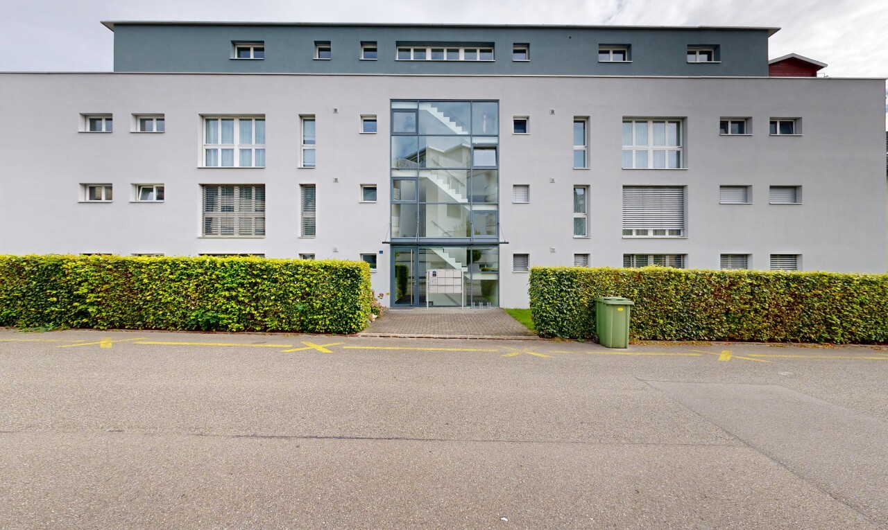 außenansicht mit blick auf wohnanlage und apartment complex view
