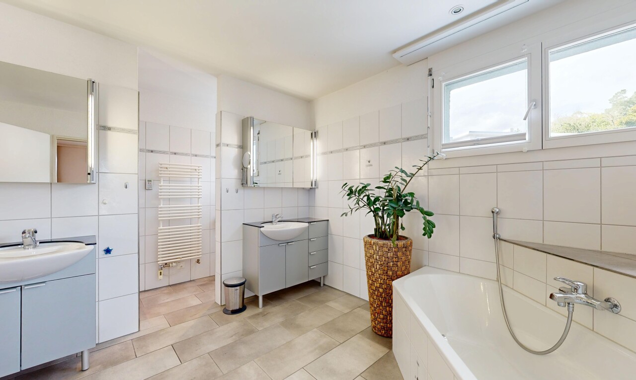 bad mit fliesenwand, tile wall, komplettes badezimmer, spiegel, und zwei einzelne waschtische