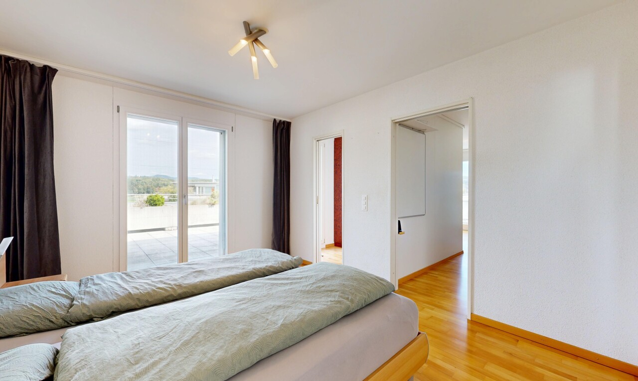 zimmer / schlafzimmer mit holzfußboden, wood finish floor, natürliches licht, natural light, und inside property