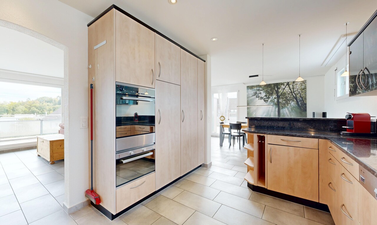 küche mit hellbraune schränke, inside property, offene regale, doppel backofen, und pendelleuchte