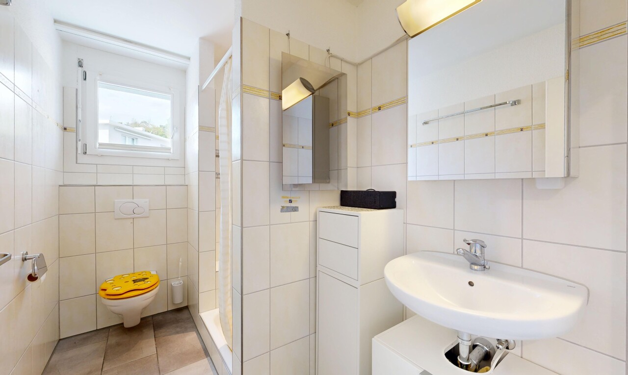 bad mit inside property, natürliches licht, natural light, komplettes badezimmer, und spiegel