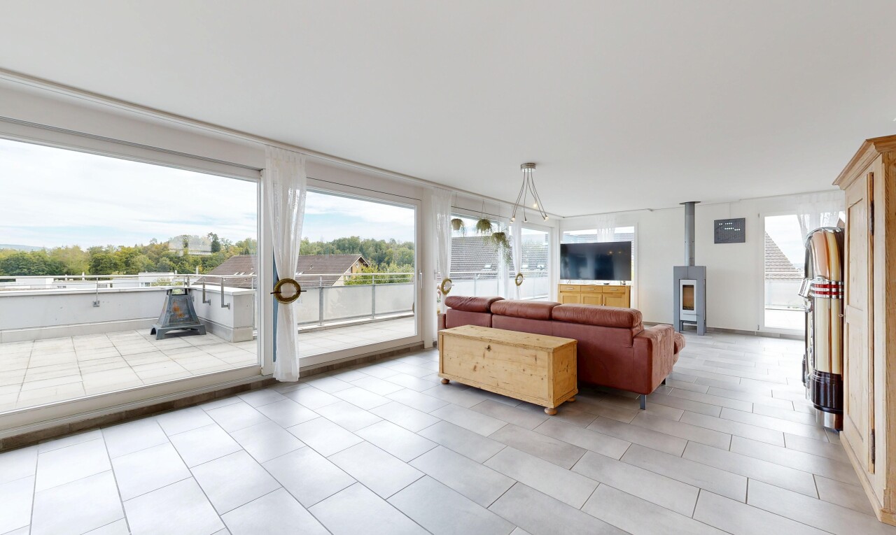 wohnzimmer mit holzofen, natürliches licht, natural light, inside property, und fernseher