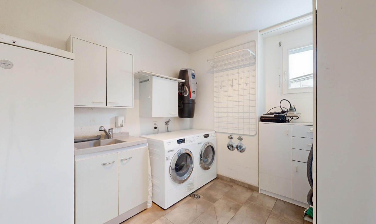 wäschekammer mit inside property, tumbler, waschbecken, gipskartonwand, und drywall