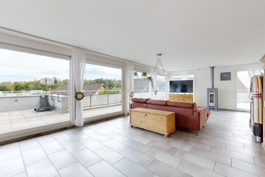 wohnzimmer mit holzofen, natürliches licht, natural light, inside property, und fernseher