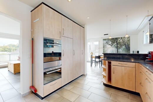 küche mit hellbraune schränke, inside property, offene regale, doppel backofen, und pendelleuchte