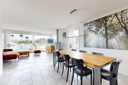 wohn- / esszimmer mit inside community, holzofen, fliesenboden, tile floor, und natürliches licht