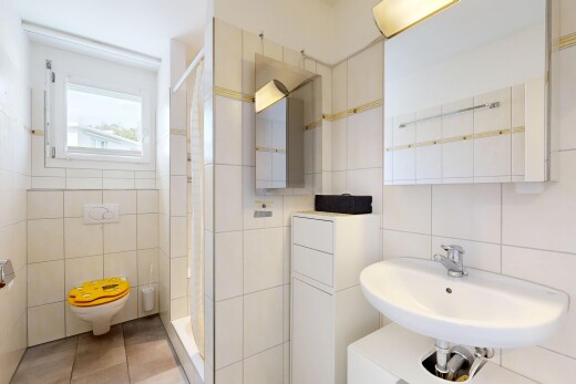 bad mit inside property, natürliches licht, natural light, komplettes badezimmer, und spiegel