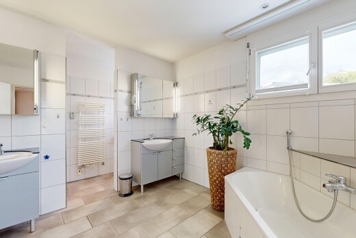 bad mit fliesenwand, tile wall, komplettes badezimmer, spiegel, und zwei einzelne waschtische