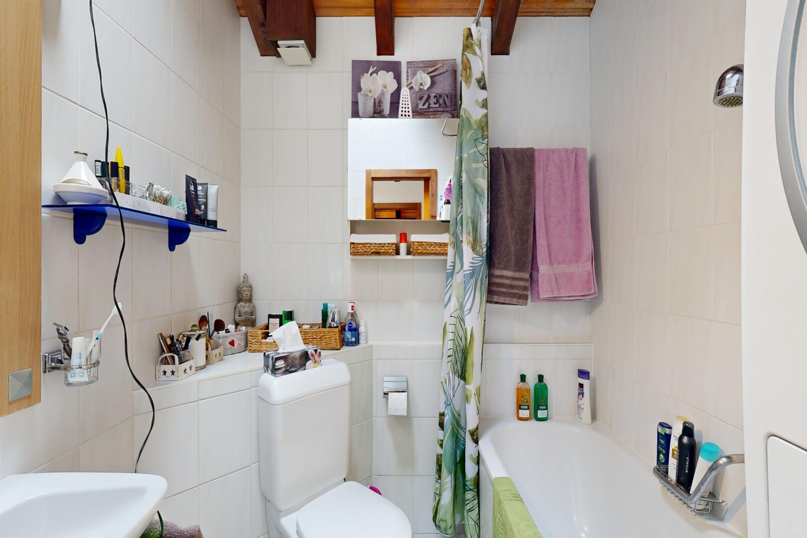 salle de bains avec toilette, mur en carrelage, tile wall, inside property, et salle de bain complète