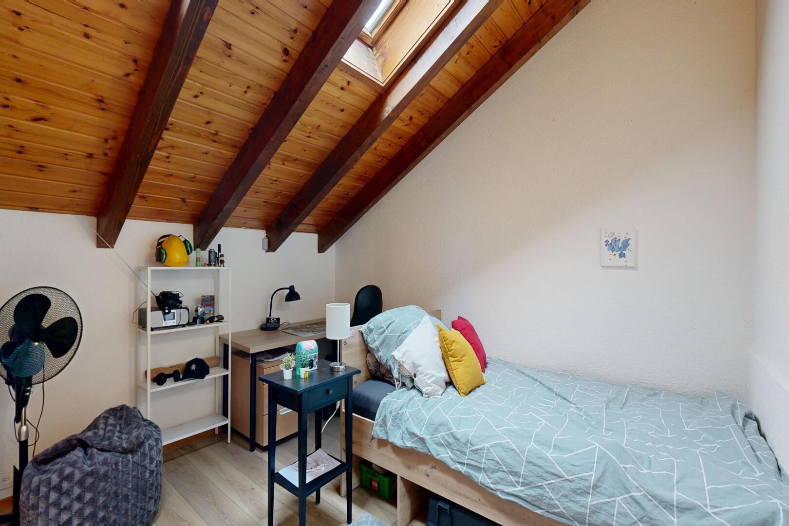 chambre avec inside property, animal, beamed ceiling, plafond à poutres, et animal pet