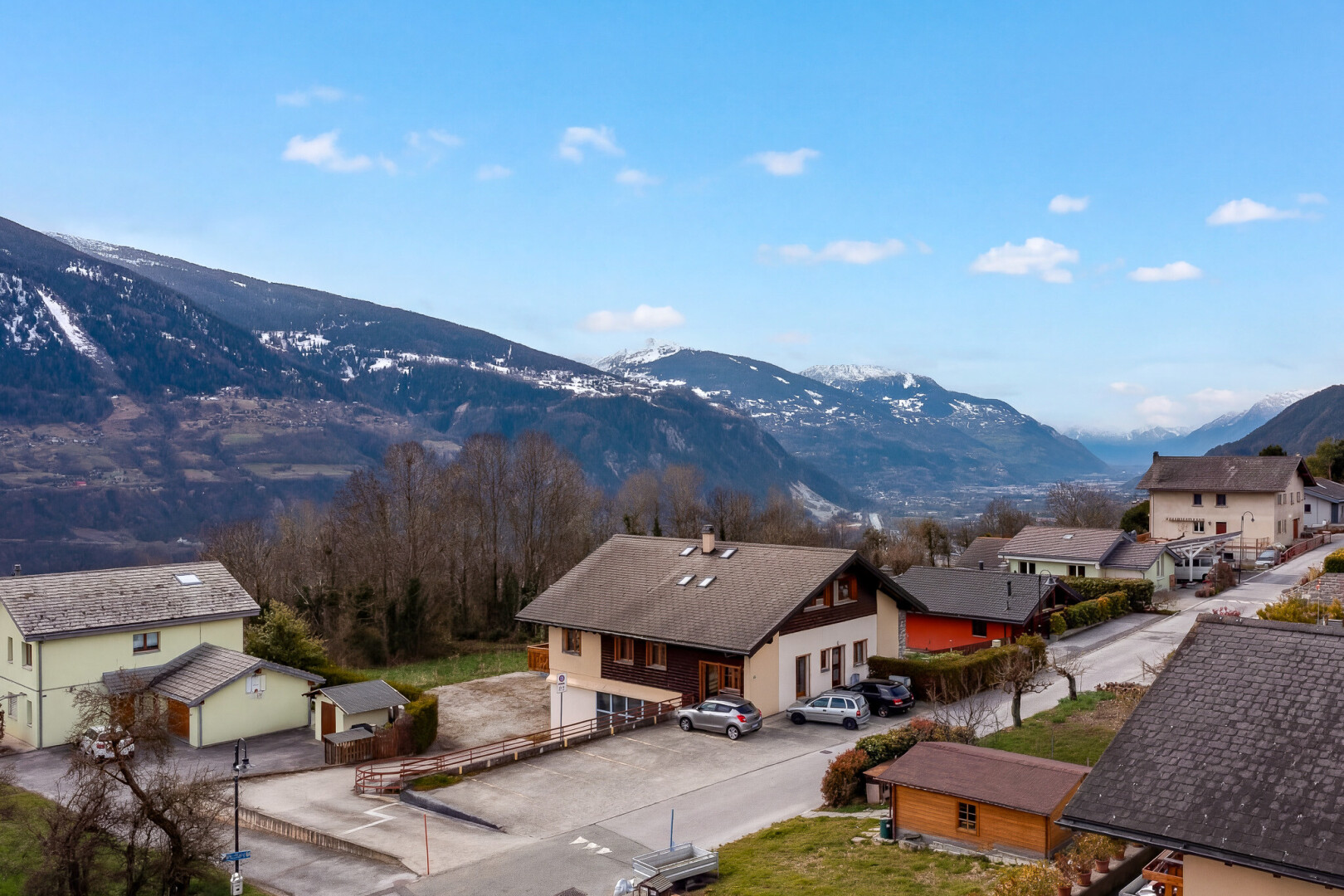 vue sur la montagne avec vue sur la montagne, mountain view, day time, et drone view