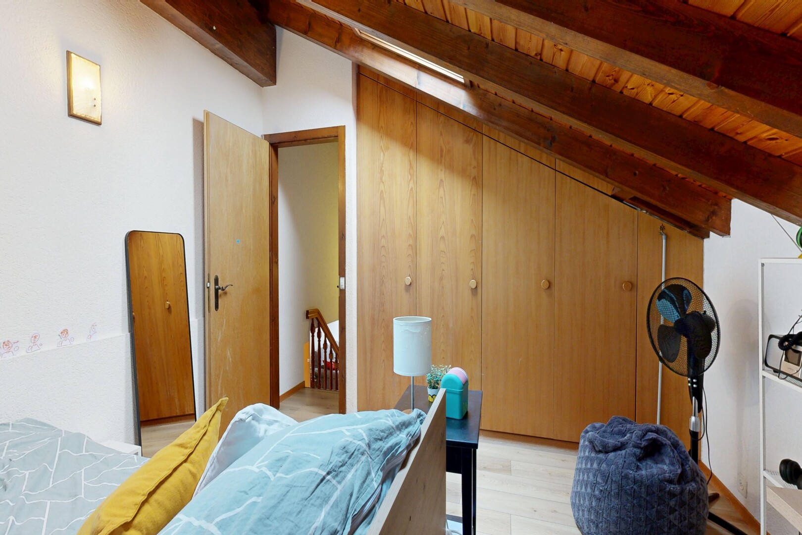 chambre avec plafond à poutres, beamed ceiling, sol en finition bois, wood finish floor, et inside property