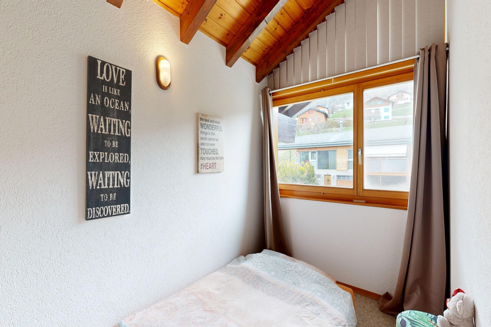 chambre avec plafond à poutres, beamed ceiling, plafond voûté, vaulted ceiling, et plafond en bois
